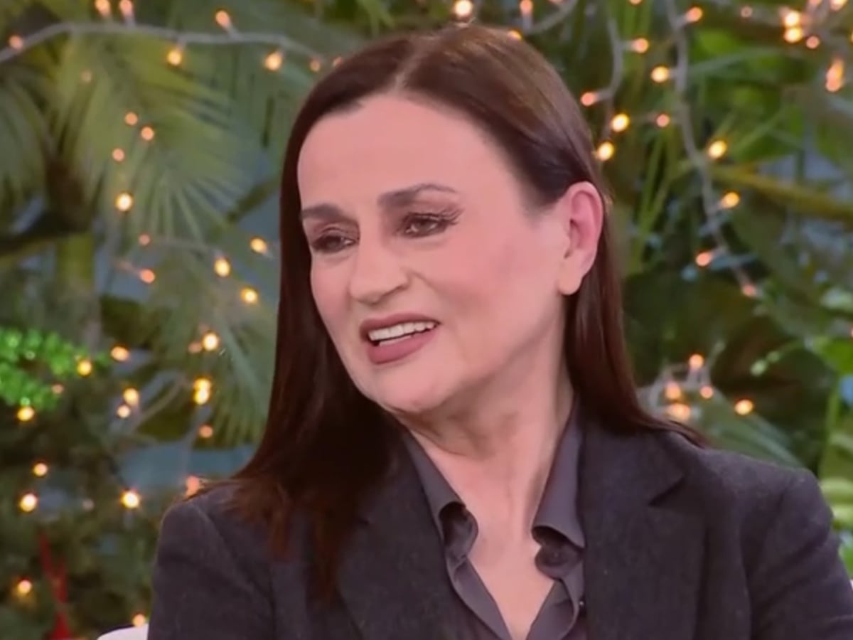 Καρυοφυλλιά Καραμπέτη: «Προτιμώ πρόσωπα που εκφράζονται φυσικά, χωρίς χημικές παρεμβάσεις»