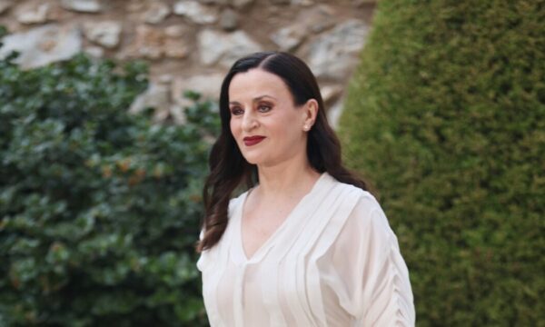 Καρυοφυλλιά Καραμπέτη: «Αρχικά δυσκολεύτηκα να εμφανιστώ με εσώρουχα στη σκηνή, ενώ παλιά το έκανα άνετα»