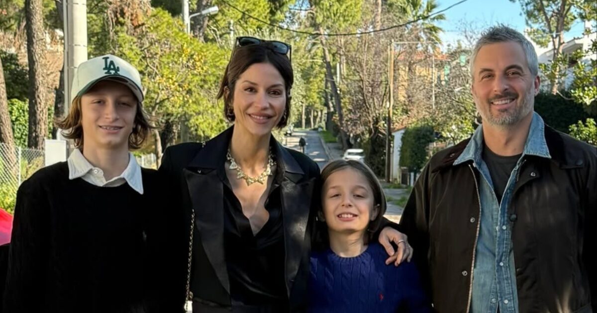 Σοφία Καρβέλα: Στο γιορτινό τραπέζι με τον πρώην άντρα της, Θανάση Πανουργιά και τα παιδιά τους