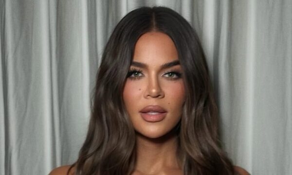 Το εορταστικό beauty look της Khloe Kardashian είναι η επιτομή του chic για τις γιορτινές νύχτες που έρχονται.