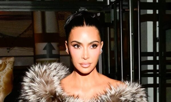 Η Kim Kardashian φέρνει τα Χριστούγεννα πιο κοντά με το νέο της beauty look