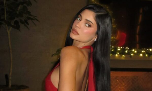 Το ροζ μακιγιάζ της Kylie Jenner ταιριάζει απόλυτα με την παραμυθένια δημιουργία που φοράει