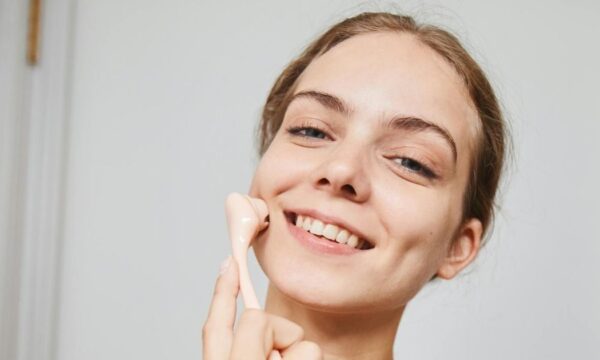 Microneedling στο σπίτι: Όλα όσα χρειάζεται να ξέρεις για ασφαλή φροντίδα με επαγγελματικά αποτελέσματα