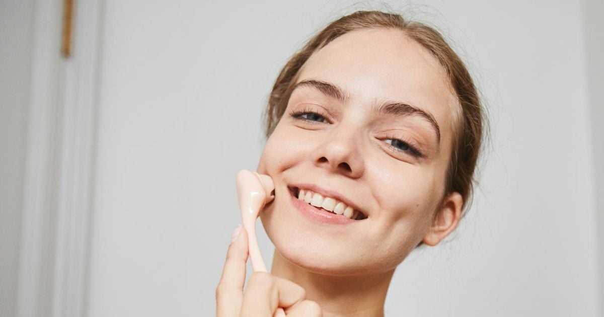 Microneedling στο σπίτι: Όλα όσα χρειάζεται να ξέρεις για ασφαλή φροντίδα με επαγγελματικά αποτελέσματα