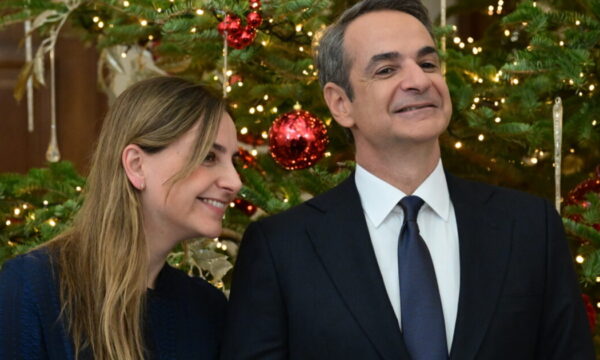 Κυριάκος Μητσοτάκης: Μαζί με την κόρη του, Σοφία, άκουσαν τα πρωτοχρονιάτικα κάλαντα στο Μέγαρο Μαξίμου