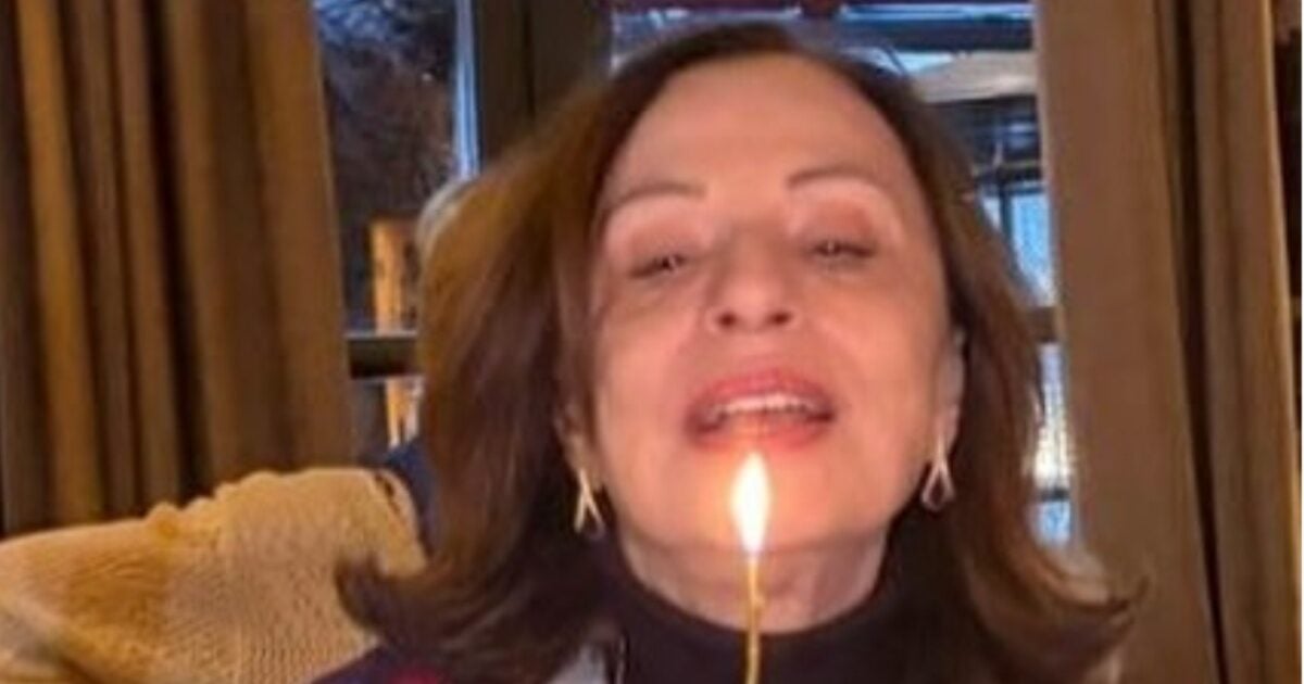 Χάρις Αλεξίου: Το «λεωφορείο των αναμνήσεων», η απρόσμενη τούρτα και η «καταιγίδα» ευχών από τον καλλιτεχνικό κόσμο – Τα μοναδικά γενέθλια της ερμηνεύτριας