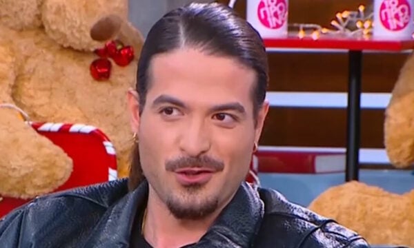 Ο Άρης Μουγκοπέτρος: Πώς αντέδρασαν τα παιδιά του στα επιπλέον δάχτυλά του: «Με χάιδεψαν και είπαν “μπαμπά το μιμί έφυγε”»