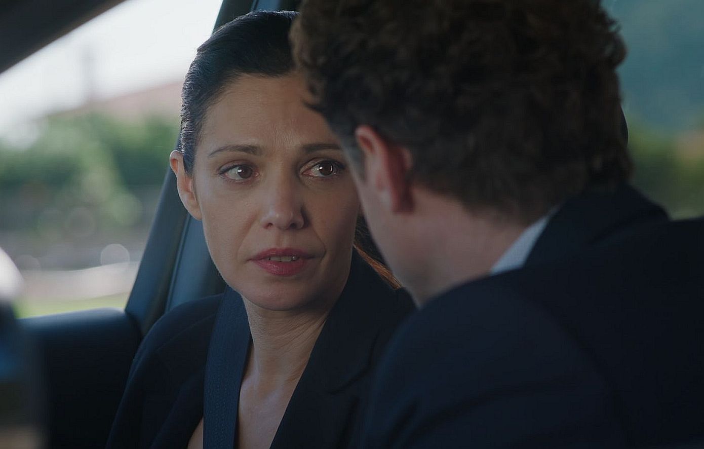 Μια νύχτα μόνο: Η Αρετή αρχίζει να υποκύπτει στον έρωτα του Οδυσσέα, με ένα φιλί που ανατρέπει τα πάντα