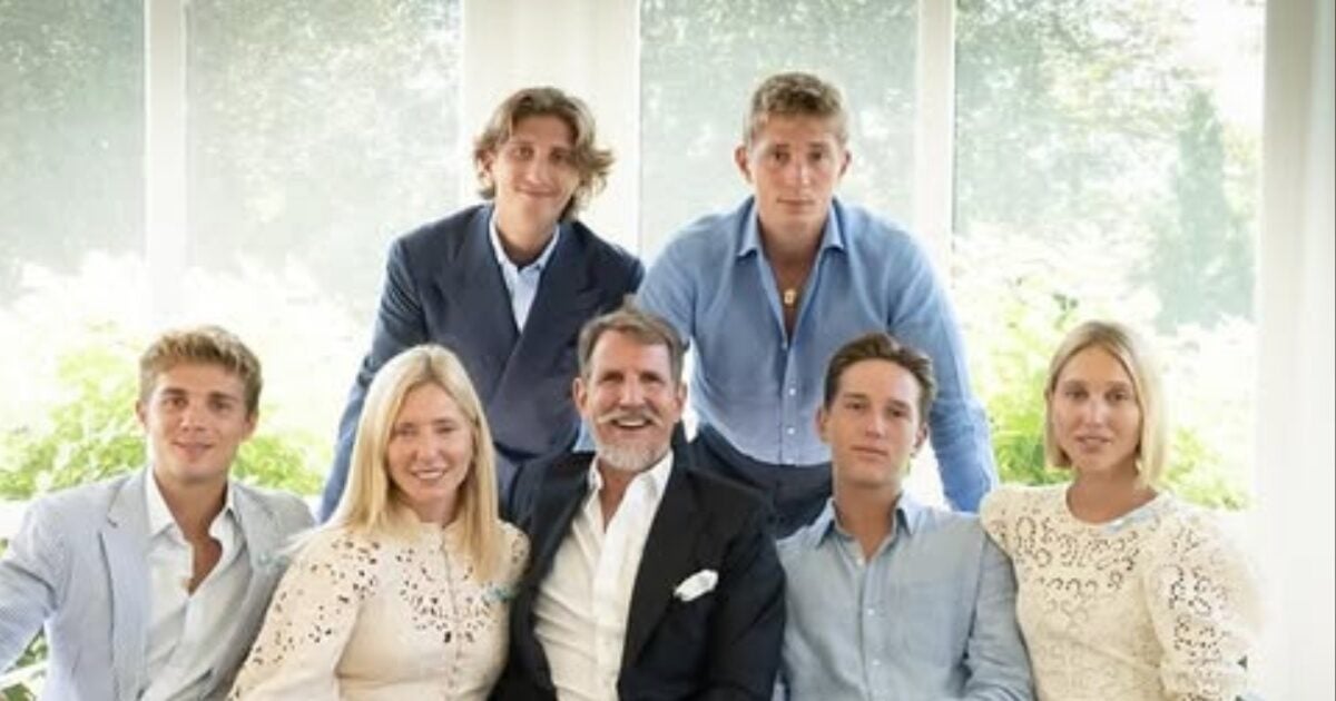 Παύλος Ντε Γκρες – Μαρί Σαντάλ: Χριστουγεννιάτικες ευχές και οικογενειακή φωτογραφία με τα παιδιά τους