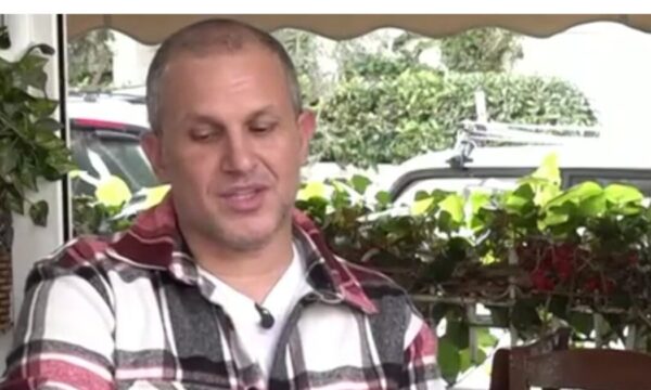 Πέτρος Πέτρου: «Γεννήθηκα με όραση μόνο από το ένα μάτι – Με αποκαλούσαν “στραβέ, δεν βλέπεις”»