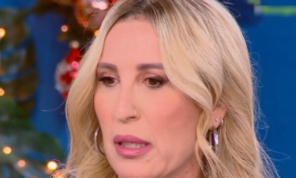 Πηγή Δεβετζή: «Ήμουν σε τέτοιο σοκ που τρεις μέρες δεν έβγαλα λέξη» – Η πρώτη δημόσια εμφάνιση μετά το σοβαρό τροχαίο