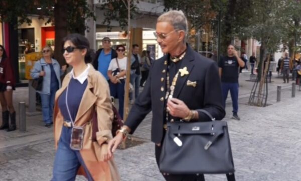 Ο Λάκης Γαβαλάς φέρνει red carpet λάμψη στην Ερμού – Μια «street» style επίδειξη στη γιορτινή Αθήνα με την υποστήριξη του ΣΚΡΑΤΣ