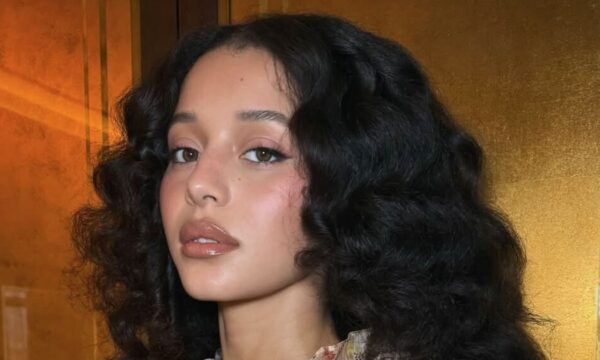 Superplum Glam μακιγιάζ: Φέτος τις γιορτές, αξίζει να το δοκιμάσεις