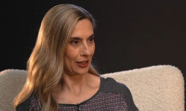 Βίκυ Βολιώτη: Η στιγμή που εξομολογήθηκε στην κόρη της για την υιοθεσία – «Με ρώτησε αν την γέννησα»