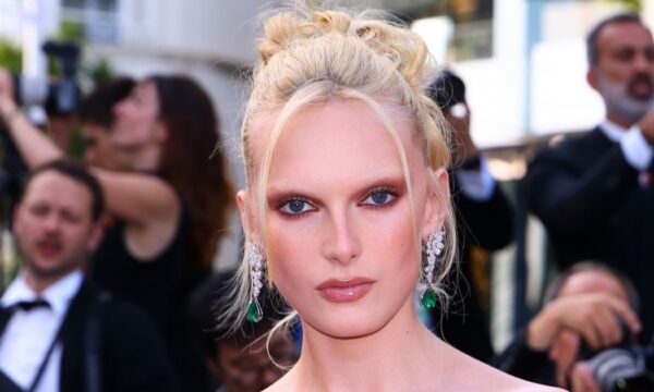 Βουργουνδί μάσκαρα: Χάρισε στα γιορτινά looks την πιο εντυπωσιακή πινελιά