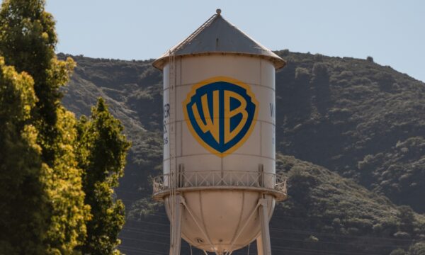 Η Paramount σε μάχη εξαγοράς: Πρόταση 108 δισ. δολαρίων για τη Warner Bros, με στόχο να ξεπεράσει το Netflix