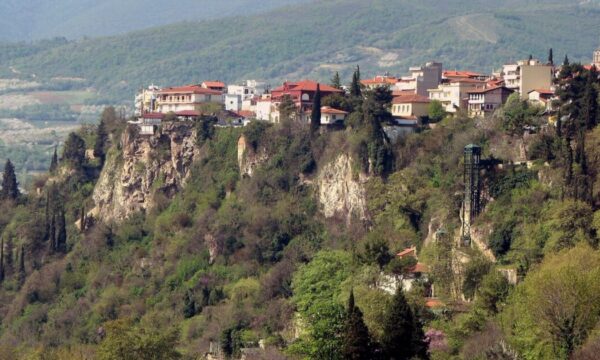 Μιάμιση ώρα από τη Θεσσαλονίκη: Ανακαλύψτε μια συνοικία που «αιωρείται» ανάμεσα στο παρελθόν και το παρόν