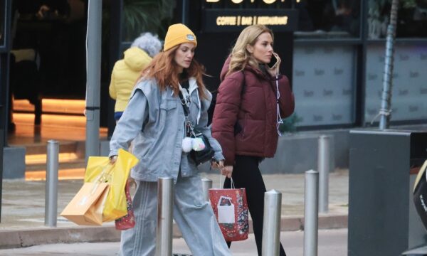 Μαίρη Συνατσάκη – Ντορέττα Παπαδημητρίου: Χαλαρή εξόρμηση για αγορές στη Γλυφάδα με casual εμφανίσεις