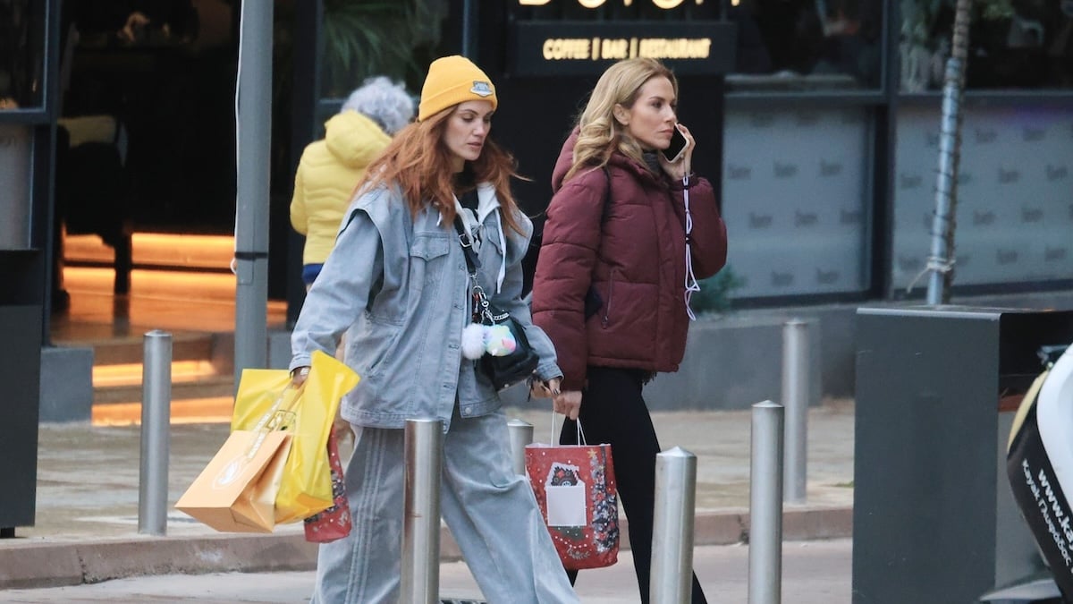 Μαίρη Συνατσάκη – Ντορέττα Παπαδημητρίου: Χαλαρή εξόρμηση για αγορές στη Γλυφάδα με casual εμφανίσεις