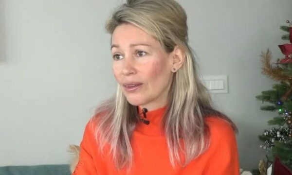 Άριελ Κωνσταντινίδη: «Η μητέρα μου είχε ναρκισσιστική διαταραχή – Χρειαζόταν επιβεβαίωση μέσω εξουσίας»