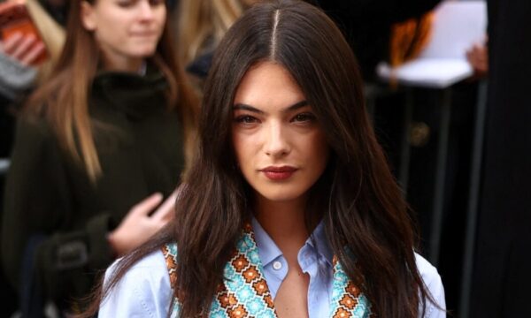 Η Deva Cassel στο catwalk του Dior με λαμπερό μονοχρωματικό μακιγιάζ που ζωντανεύει τη χειμωνιάτικη ατμόσφαιρα