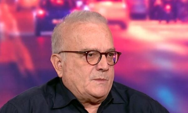 Άρης Δαβαράκης: «Εστίαζα κυρίως στα αγόρια, αυτό εννοούσα όταν δήλωσα ομοφυλόφιλος»