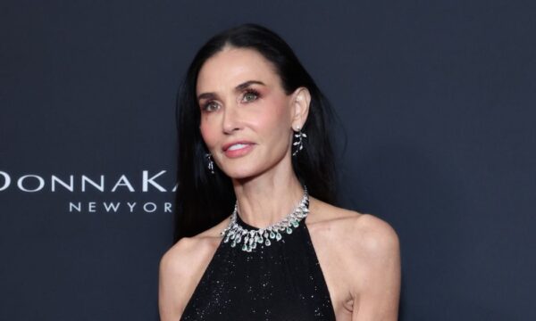 Demi Moore: Επέλεξε ένα λαμπερό ροδακινί μακιγιάζ που θα λατρέψεις να δοκιμάσεις