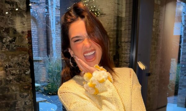 Τα confetti νύχια της Dua Lipa θα σε κάνουν να ξεχάσεις προσωρινά τις σκούρες αποχρώσεις