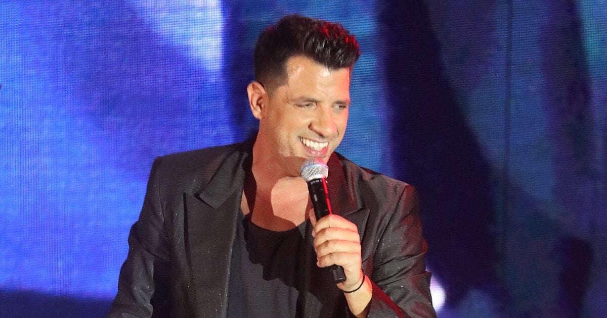 Θοδωρής Φέρρης – «Όσο Θα Γυρίζει Η Γη»: Το νέο του άλμπουμ κυκλοφορεί και μαγεύει!