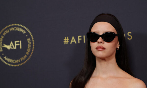 Η Calvin Klein ντύνει τη Mia Goth στο δείπνο βραβείων AFI