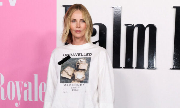 Casual εμφάνιση: Η Charlize Theron το πέτυχε τόσο καλά που το ανέβασε στο κόκκινο χαλί!