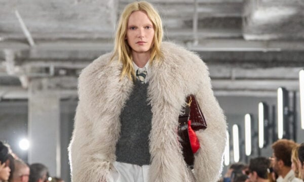 Φόρμα: Στο show της Ami Paris αναδείχθηκε στο απόλυτο parisian cool στοιχείο της σεζόν!