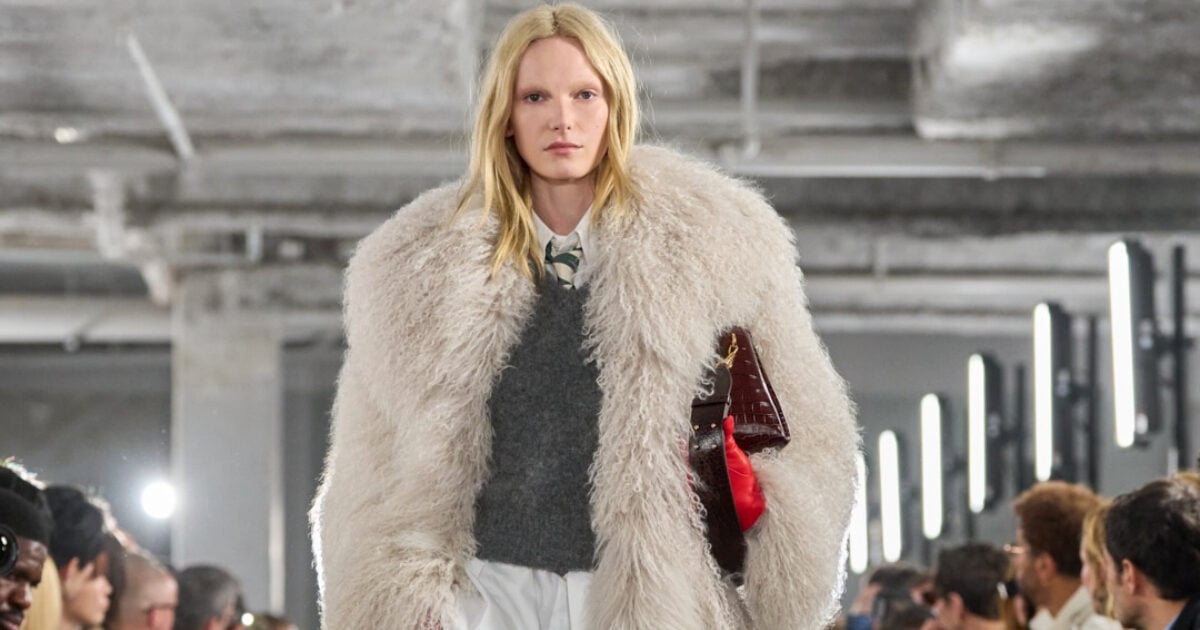 Φόρμα: Στο show της Ami Paris αναδείχθηκε στο απόλυτο parisian cool στοιχείο της σεζόν!