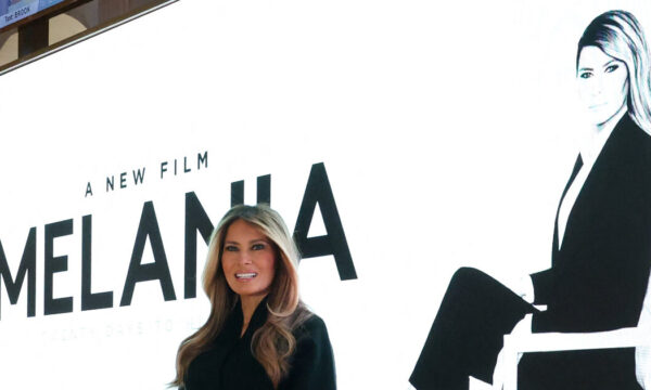 Melania Trump: Πώς το κινηματογραφικό της ντεμπούτο μετατρέπεται σε μια από τις πιο αμήχανες στιγμές της