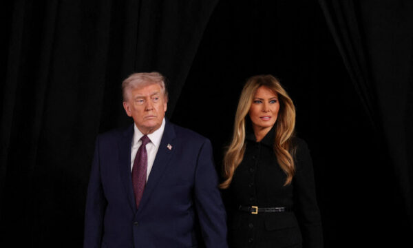 Melania Trump: Εντυπωσιακή έναρξη για το ντοκιμαντέρ της με τον Ντόναλντ Τραμπ στο πλευρό της – Οι αξιοσημείωτες απουσίες
