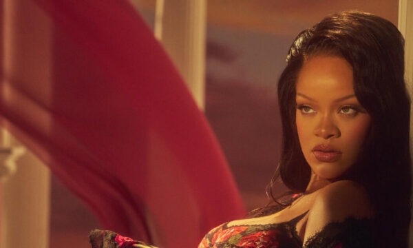 Rihanna: Μετά τις γιορτές επιστρέφει με φωτογράφιση που είναι το απόλυτο Valentine’s tease