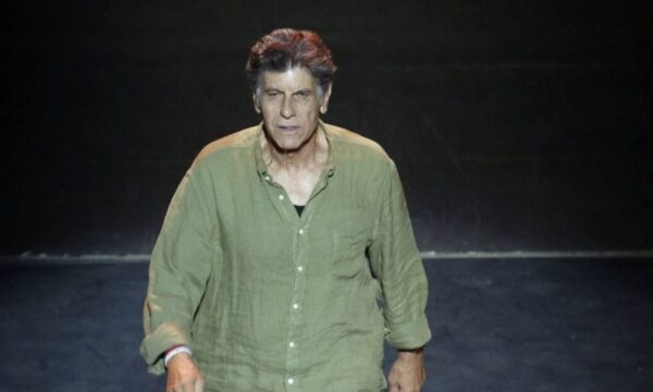Γιάννης Μπέζος: «Τη βλακεία την πολεμάς με χιούμορ ή με ένα “περαστικά”, αν και είναι μέρος της ανθρώπινης φύσης»