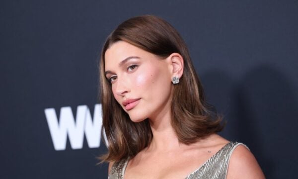 Το ρετρό μανικιούρ της Hailey Bieber που μας ταξιδεύει στο 2016