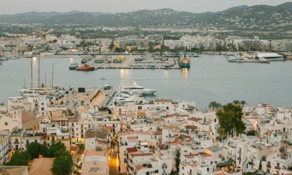 Ιμπιζα: Απότομη μείωση των βραχυχρόνιων μισθώσεων λόγω μέτρων κατά του υπερτουρισμού