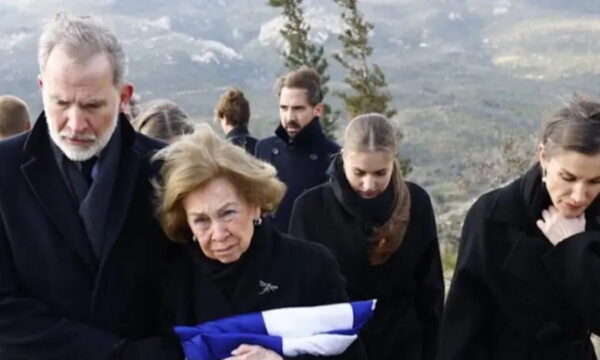Αποχαιρετισμός πριγκίπισσας Ειρήνης: Συγκλονισμένη η βασίλισσα Σοφία μετά την τελετή στο Τατόι – Εικόνες