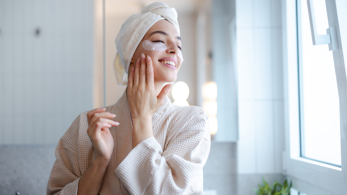 Είσαι πάνω από 20; Ενσωμάτωσε αυτές τις skincare συνήθειες στην καθημερινότητά σου!