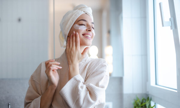Είσαι πάνω από 20; Ενσωμάτωσε αυτές τις skincare συνήθειες στην καθημερινότητά σου!