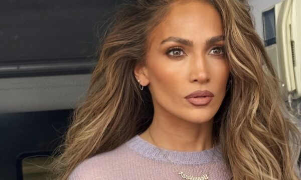 Η μαγευτική απόχρωση στα χείλη της Jennifer Lopez είναι αυτή που θα λατρέψεις τον φετινό χειμώνα