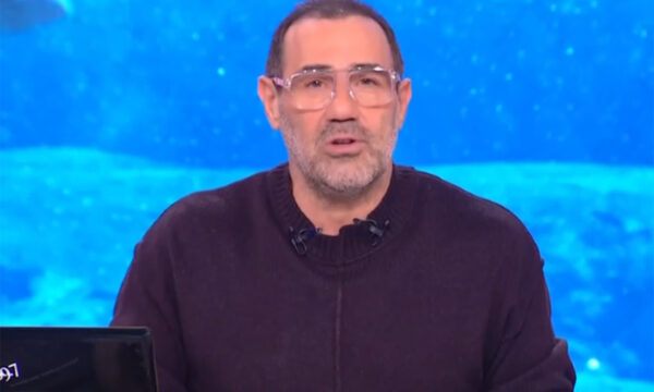 Αμήχανη πρεμιέρα για τους Ράδιο Αρβύλα: Η διαρκής αγωνία του «Θεέ μου, τι μας επιφυλάσσει η μέρα»