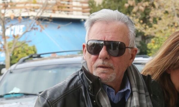 Απεβίωσε ο δημοσιογράφος Σπύρος Κατατζαφέρης – Συντετριμμένος ο αδελφός του, Γιώργος Καρατζαφέρης