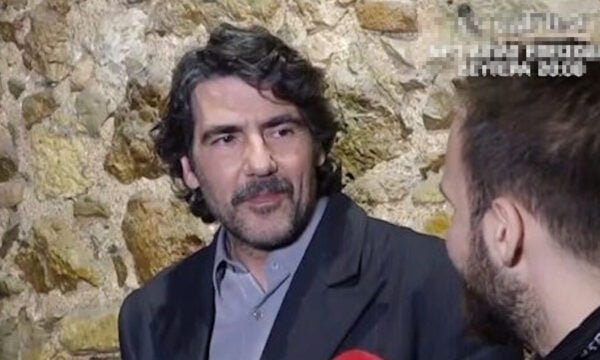 Αντώνης Καρυστινός: Η αντίδραση on camera όταν ρωτήθηκε για τη γυναίκα του – «Θα το παρακάνεις;»
