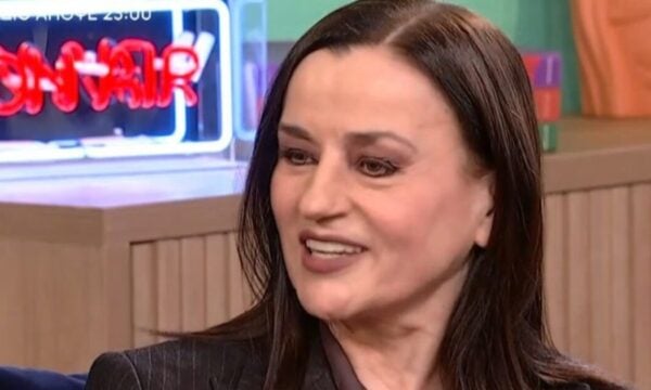 Καρυοφυλλιά Καραμπέτη: «Από παιδί ήμουν αντίθετη στον γάμο – Ίσως αναθεωρούσα κάποιες ερωτικές αποφάσεις μου»