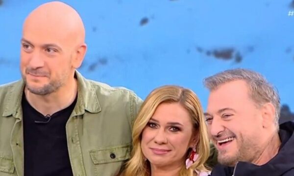 Κατερίνα Καραβάτου: Η αναπάντεχη έκπληξη από τον Χρήστο Φερεντίνο και τον Γιάννη Κορδώνη στην πρεμιέρα της νέας εκπομπής της