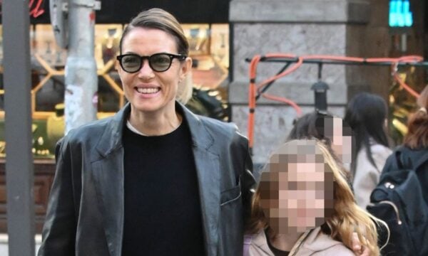 Βίκυ Καγιά: Στυλάτη casual εμφάνιση με δερμάτινο σορτς – Η έξοδος με την κόρη της Μπιάνκα