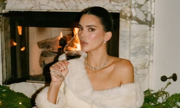 Kendall Jenner: Ξεχώρισε με κρεμ μανικιούρ για τις γιορτινές ημέρες